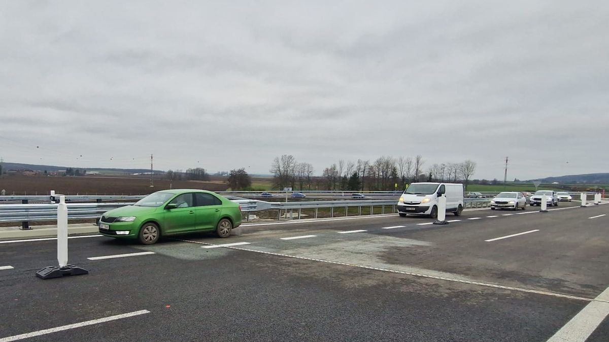 Nejen u Vysokého Mýta, ale i mezi Hořicemi a Sadovou se už jezdí po D35. Pokračování na Liberec je ale v nedohlednu
